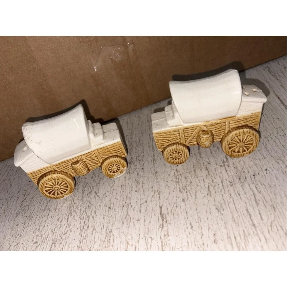 Vintage Covered Wagon Salt And Pepper Shakers Made In Japan Victoria Ceramics